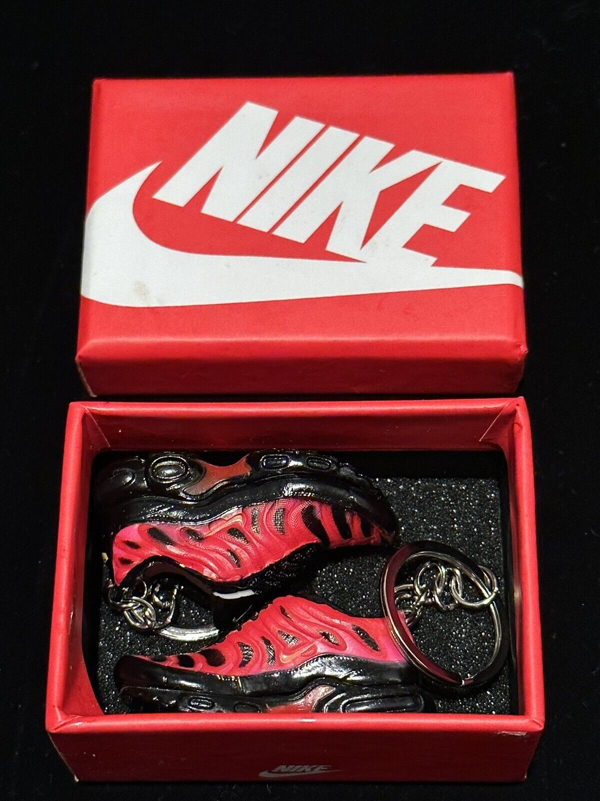 TN Keychain: Supreme Black red